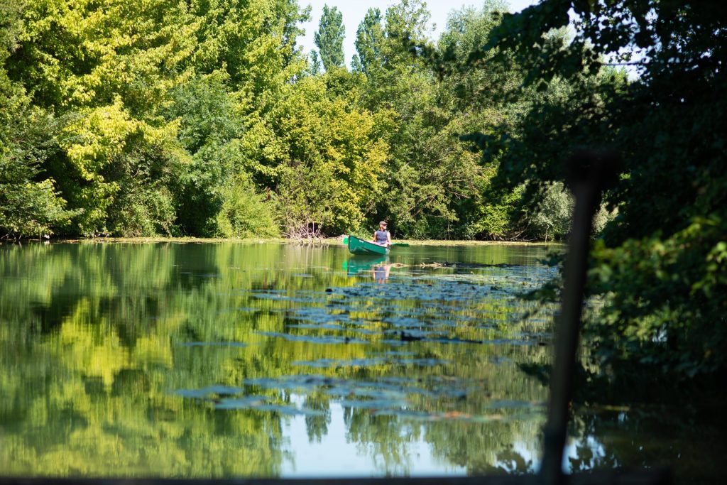 homme en canoe sur les bords de marne